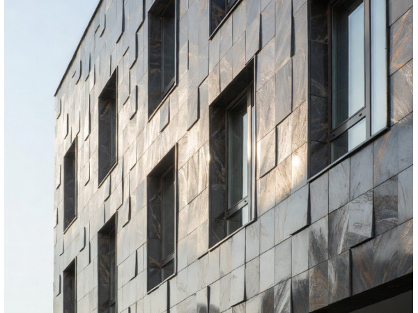 Фасадные системы из керамогранита: когда камень встречает современность